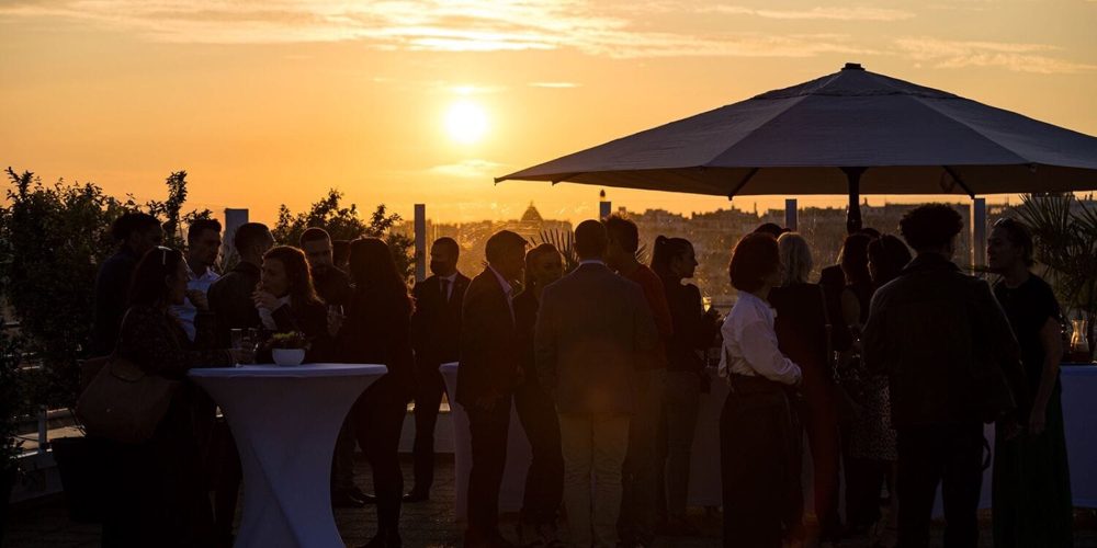 Cocktail sur une terrasse, lieu privatisable à Paris