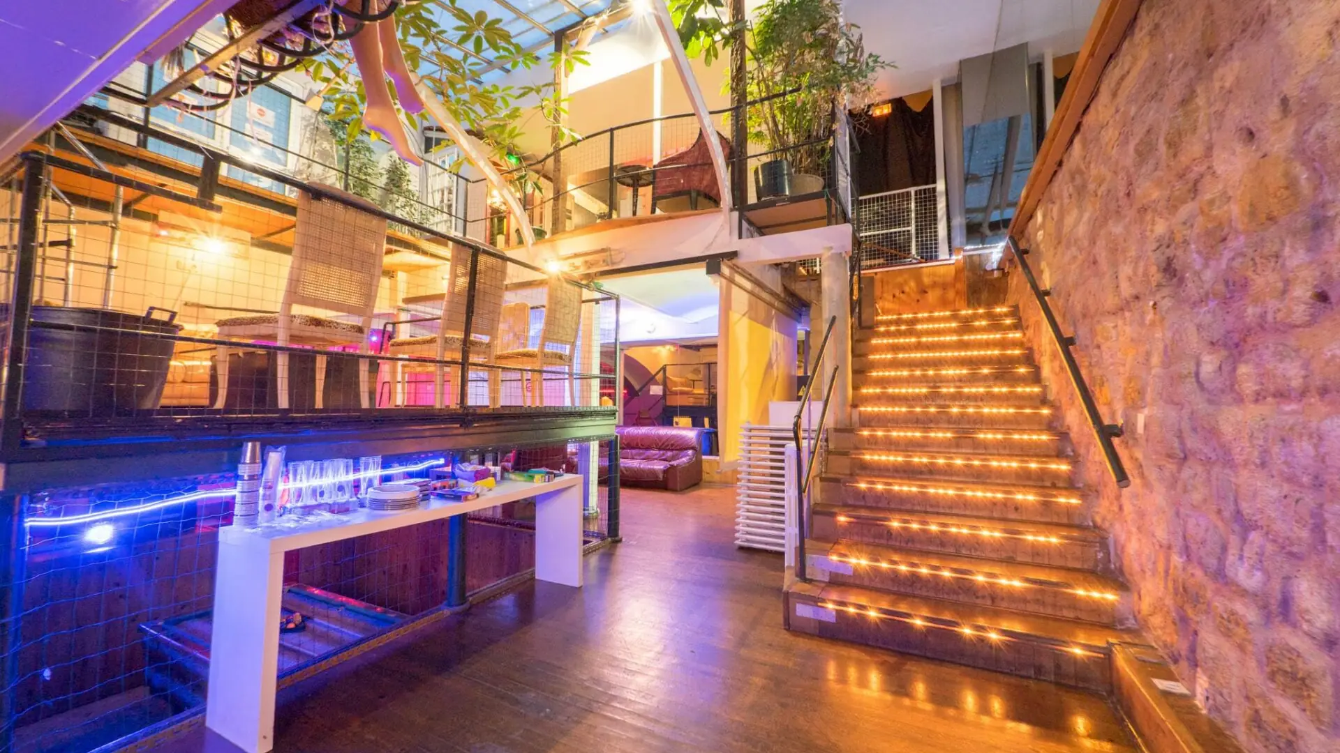 Loft avec mezzanine et escalier éclairé, privatisé à Paris, lieu privatisable à Paris